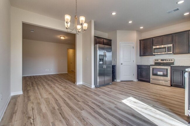 Building Photo - Beautiful 3BR/2.5BA Townhome in Columbia!