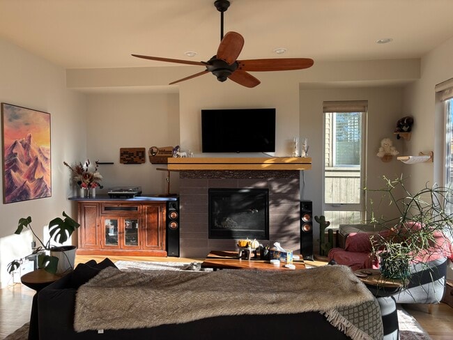 Building Photo - 1814 Blue Star Ln