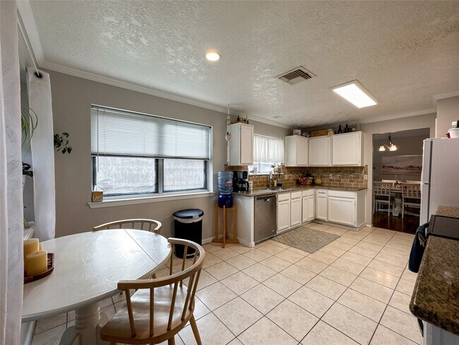 Building Photo - 2909 Laurelridge Dr