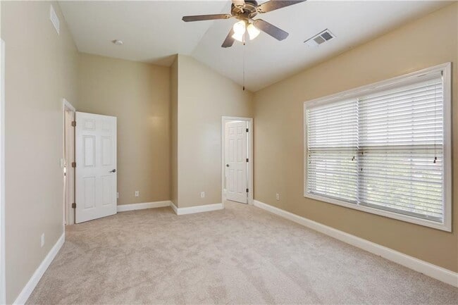 Building Photo - 5060 Windcrest Ln