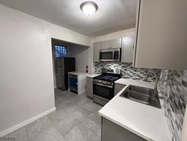 Building Photo - 28 Kenmore Ave