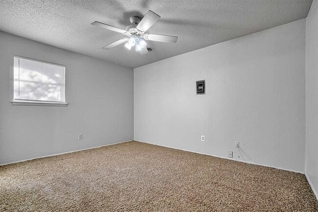 Building Photo - 5716 NW Glenn Ave