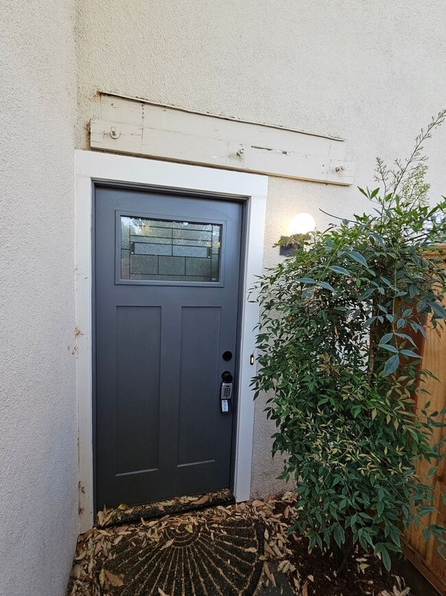 Building Photo - Gorgeous PRIVATE GATED COMMUNITY 3 Bed/2.5 Bath Townhome in Terrace Hills - San Jose