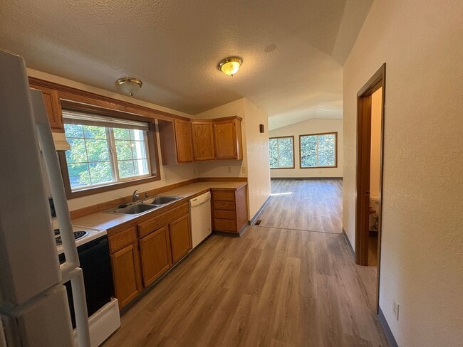 Building Photo - 2 Bedroom 1.5 Bathroom Duplex in Southwest Eugene