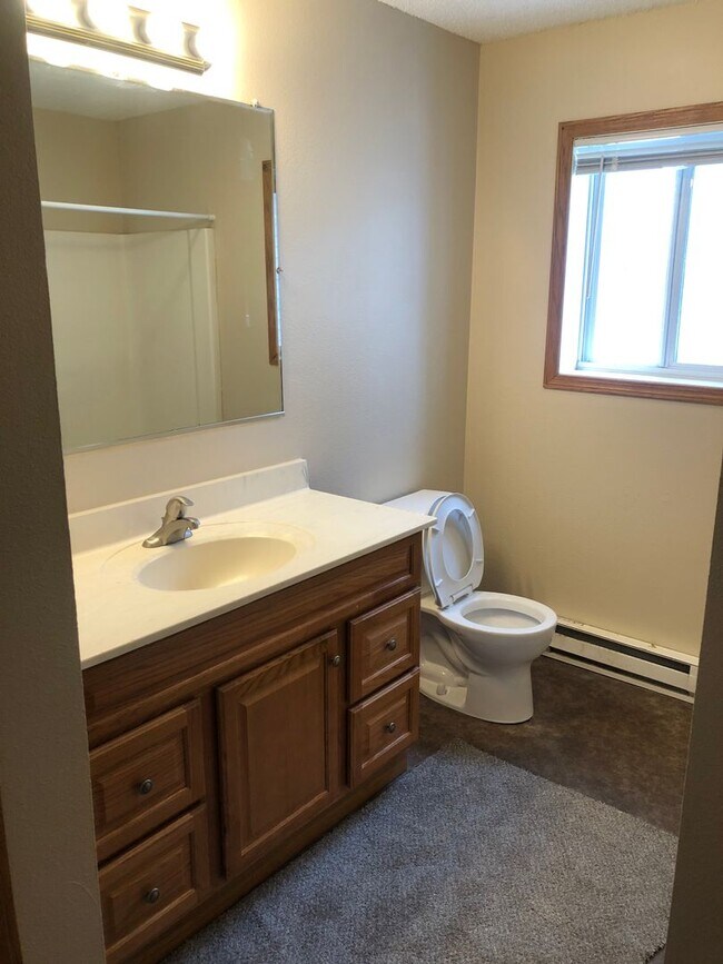 Building Photo - 1030 Knox Ave N