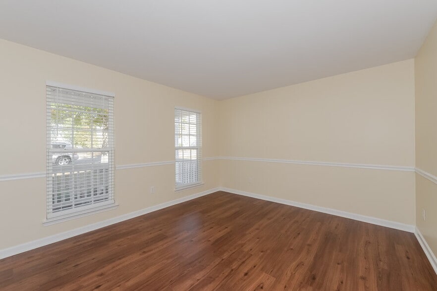 Building Photo - 1043 Vanguard Dr