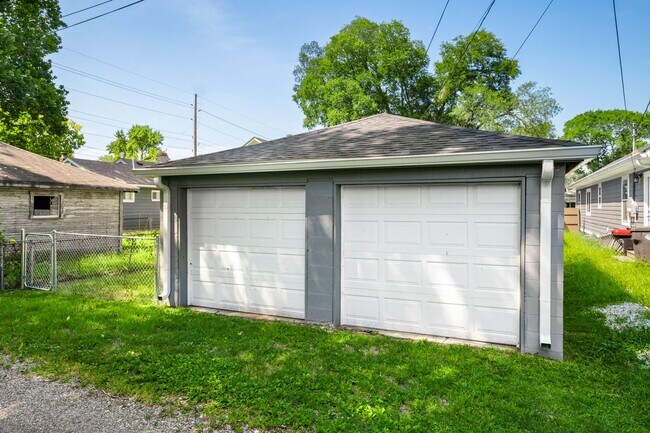 Building Photo - 1215 N Warman Ave