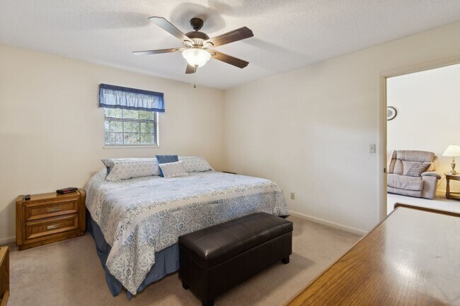 Building Photo - Peaceful Country Living Close to Everything