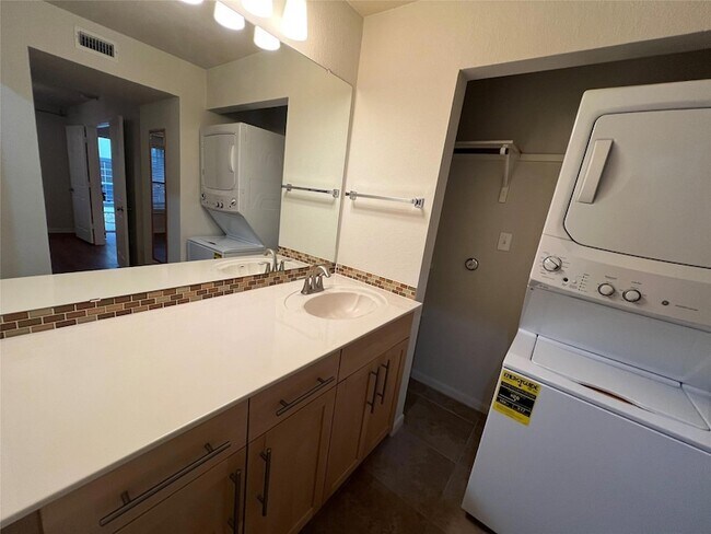 Building Photo - 7685 Northcross Dr