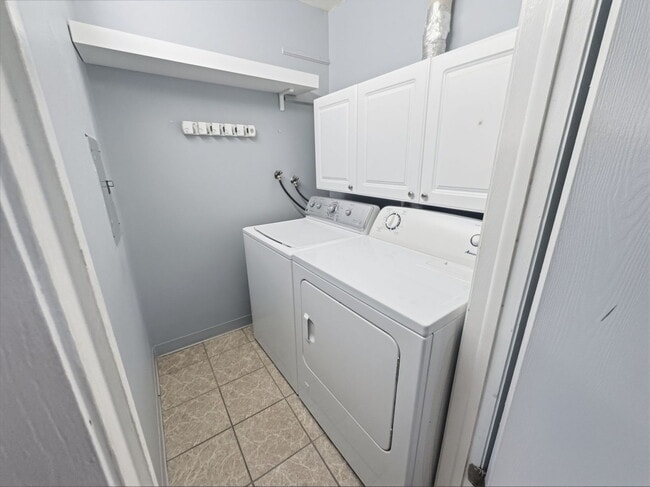 Building Photo - 13616 Royal Ct