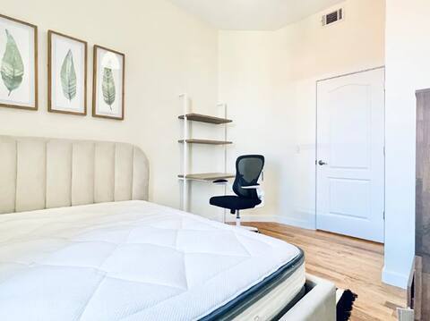 Building Photo - Furnished room/NOT APARTMENT