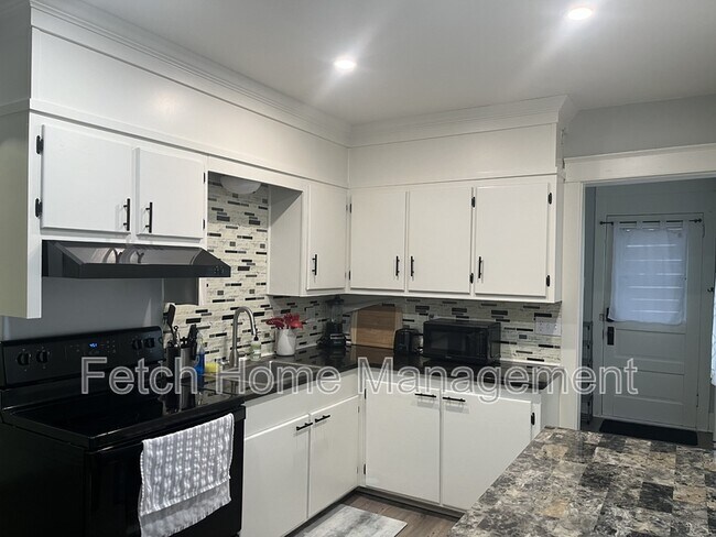 Building Photo - 836 W Main St