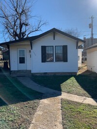 Building Photo - Two Bedroom Home Close to Medical Center