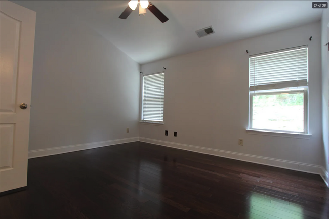 Building Photo - Spacious townhome, garage, 2 bed, 2 bath, ...