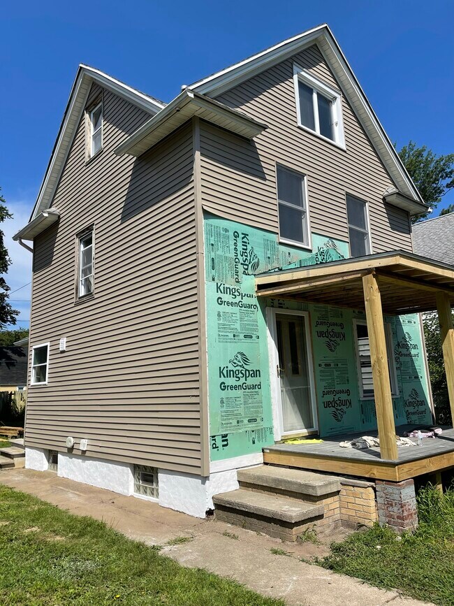 Building Photo - 17 Alonzo St