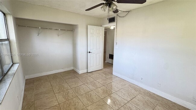 Building Photo - 5525 N Lakewood Cir
