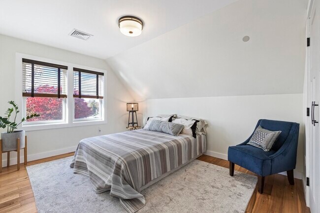 Building Photo - 119 Sycamore St