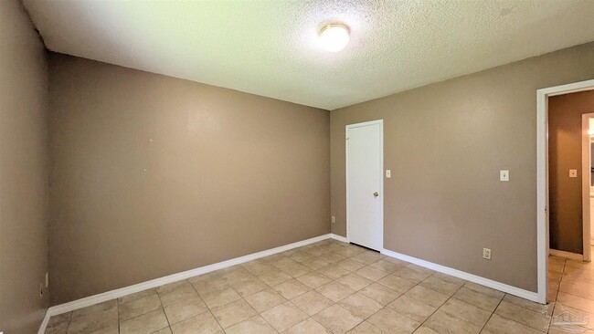Building Photo - 8160 Stonebrook Dr