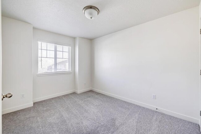 Building Photo - 803 N Hilltop Dr