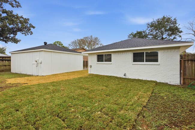 Building Photo - 2906 Colonial Dr