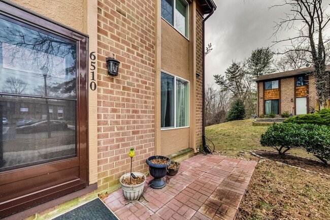 Building Photo - COMING SOON - Updated 3+2.5 End Unit w/ 2 PARKING SPACES