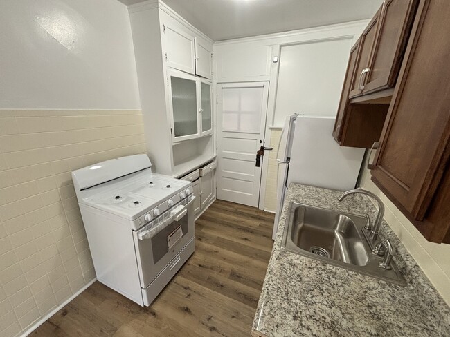 Building Photo - 2216 W Thome Ave