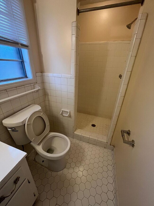 Building Photo - House for Rent in quite Neighborhood