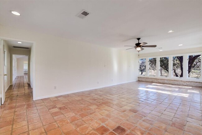 Building Photo - 202 Lazy L Ln