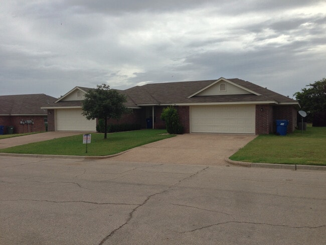Primary Photo - 3BR / 2BA Duplex in Hewitt, Texas | Midway...
