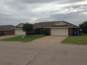 Building Photo - 3BR / 2BA Duplex in Hewitt, Texas | Midway...