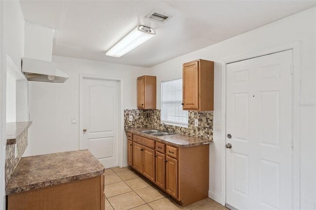 Building Photo - 715 S Westmoreland Dr