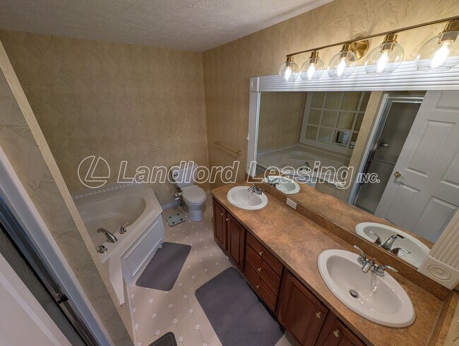 Building Photo - 33317 Fairport Dr
