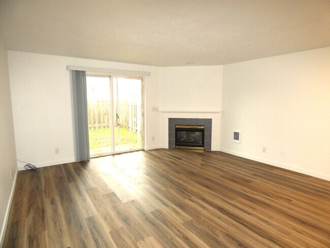 Building Photo - 3 bed 2 bath Duplex