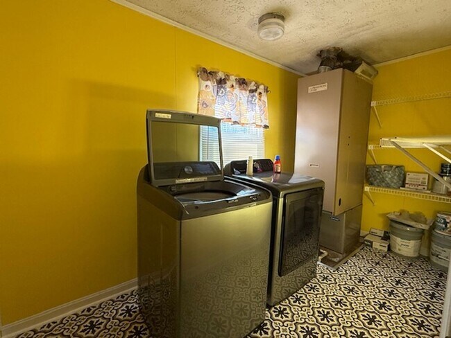 Building Photo - All One Level Living La Plata