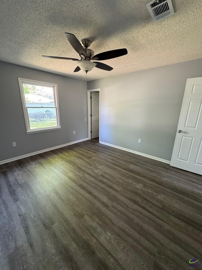 Building Photo - 700 Fieldstone Rd