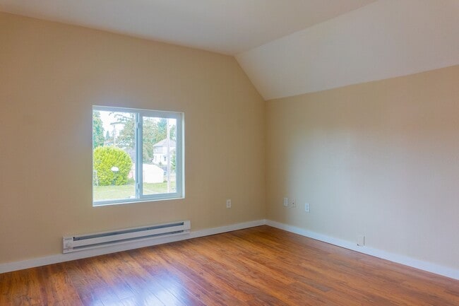 Building Photo - Spacious 3 bedroom / 2 bathroom single family home available in Tacoma!