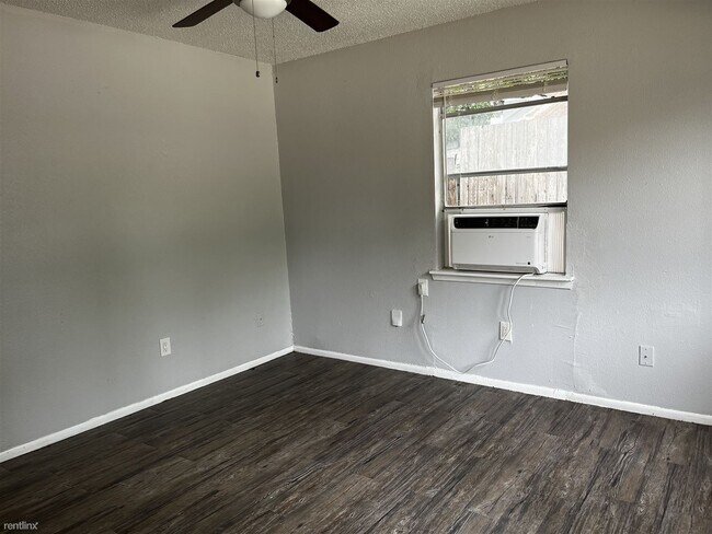 Building Photo - 2 br, 1 bath Duplex - 2510 Seminole St Dup...