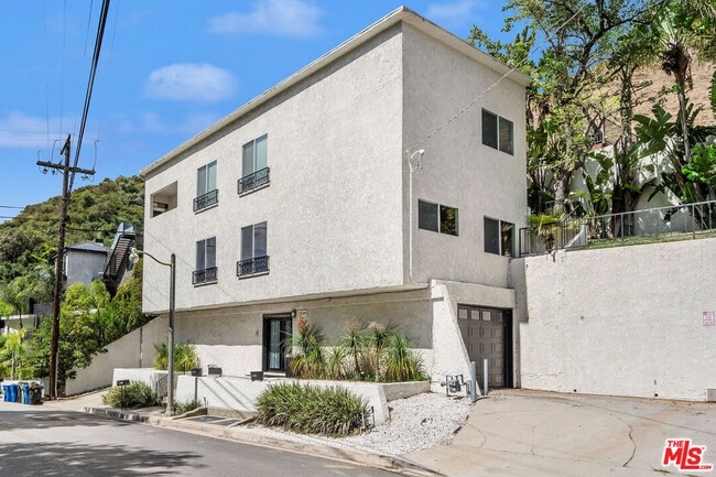 Building Photo - 2041 Roscomare Rd