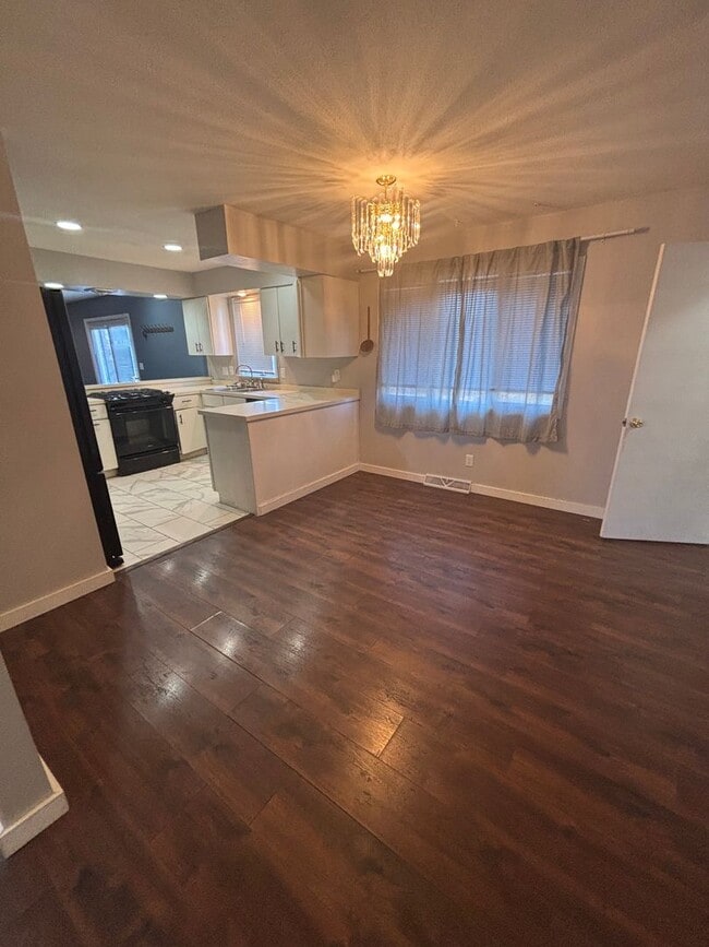 Building Photo - Indian Hills 3 Bedroom 2 full Bath 2300 Sq ft