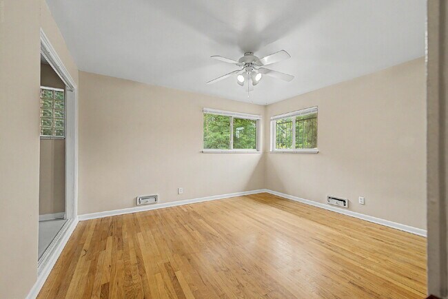 Building Photo - "Charming 2-Bedroom Apartment with Spacious Living – 1025 Sq Ft in Prime Denver Location!"