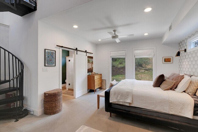 Building Photo - 2502 Side Cove