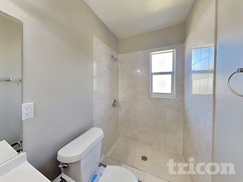 Building Photo - 3909 W Wallace Ave