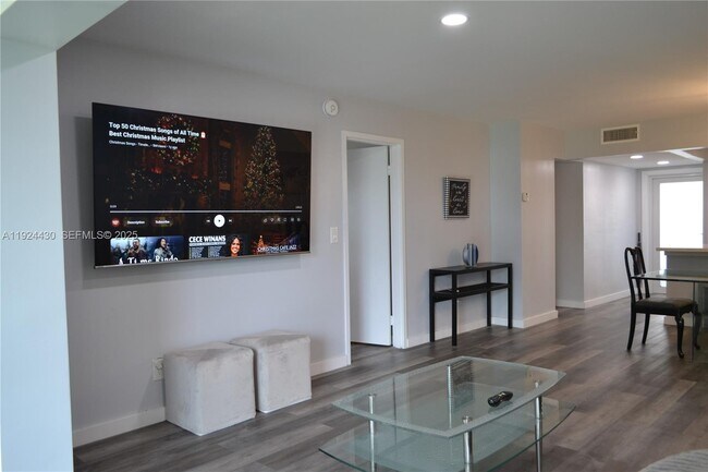 Building Photo - 1000 Country Club Dr