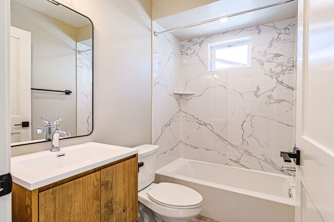 Building Photo - Newly built 4 bed/4 bath townhome in a 6-u...