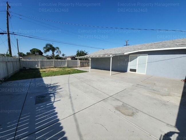 Building Photo - 3 Bedroom 2 Bath house
