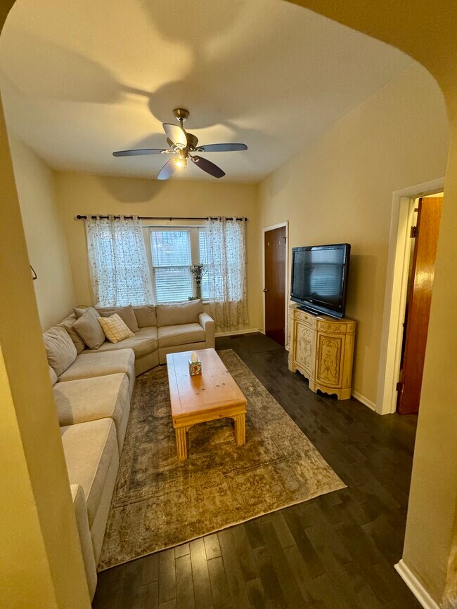 Building Photo - 2027 W Homer St