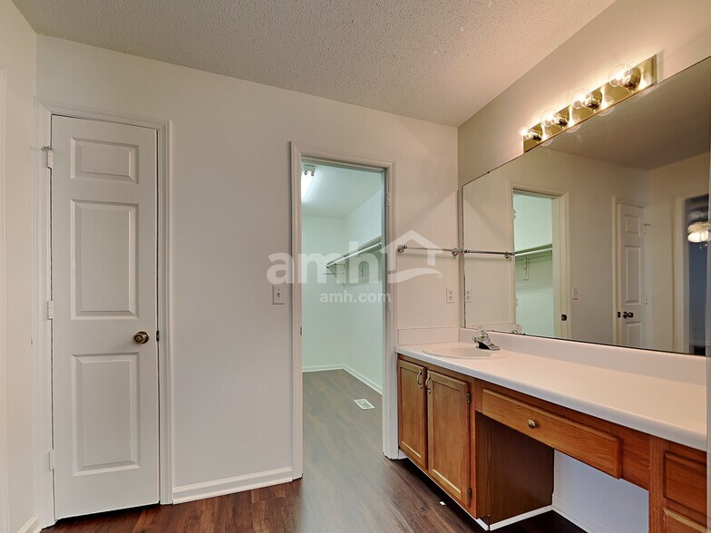 Building Photo - 833 Eagle Point Dr