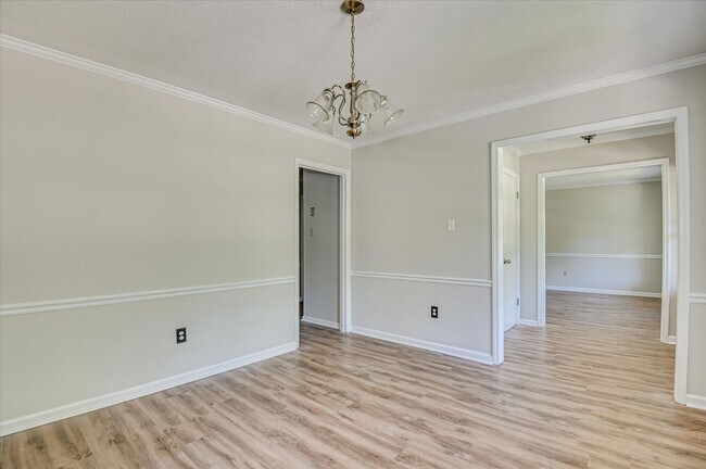 Building Photo - 3 bedroom, 2.5 bathroom home on a large co...