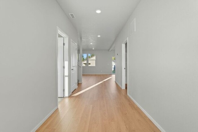 Building Photo - Spacious 4-Bedroom Home with Loft, 3 Baths & 3-Car Garage