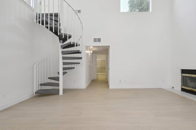 Building Photo - 14937 Dickens St